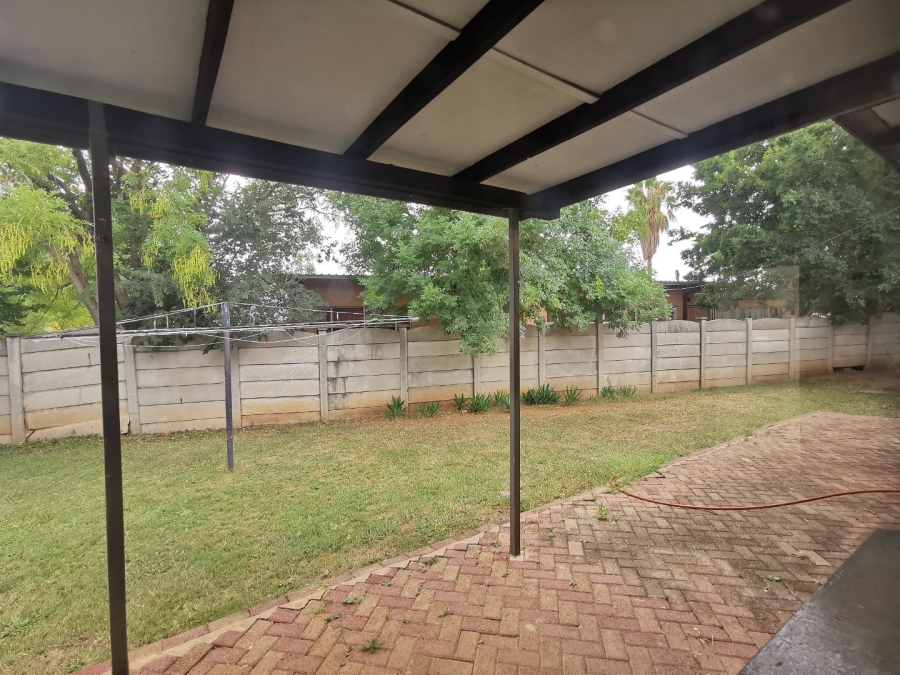 To Let  Bedroom Property for Rent in Flamwood North West